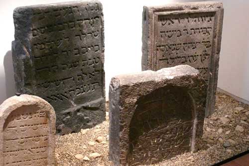 Alte jüdische Grabsteine