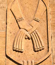 Moderne Umsetzung des pharaonischen Motivs verschlungener Hände