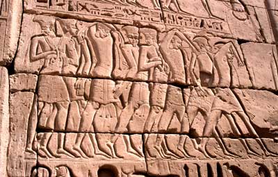 Darstellung gefangener Philister vom Totentempel Ramses III. in Theben-West