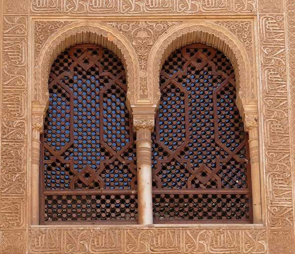 Alhambra: Wand mit arabischen Schriften