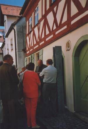 Vor der Synagoge in Schnaittach