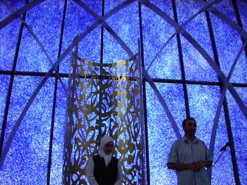 Moschee innen: Die Glaswand