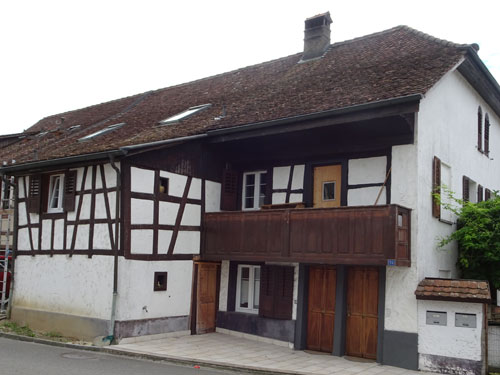 Ehemaliges jüdisches Wohnhaus in Lengnau mit zwei Eingängen