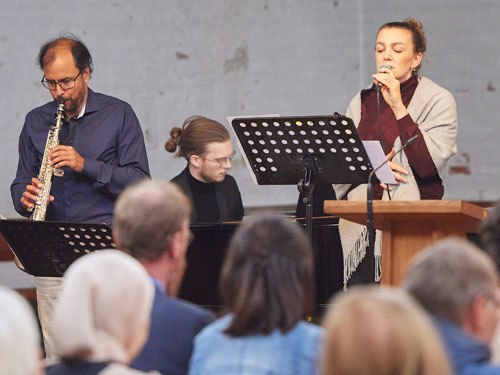 Christian Seidler (Klavier), Rafael Alcántara (Saxophon) und Svenja Ekhigo (Gesang)